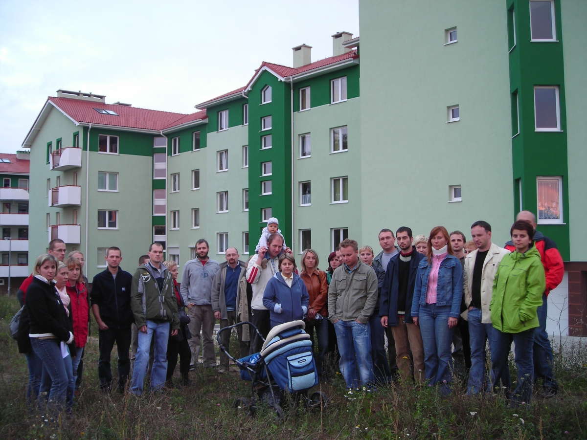 Grupka mieszkańców bloku przy ul Nieborowskiej 34 Grupka mieszkańców bloku przy ul Nieborowskiej 34