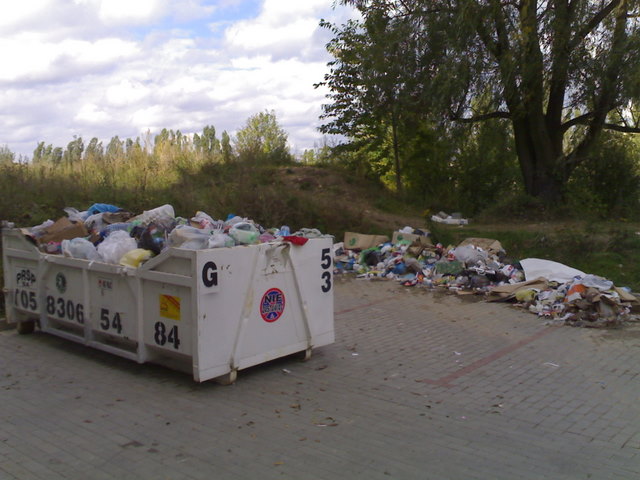 Smietnik po wywozie
