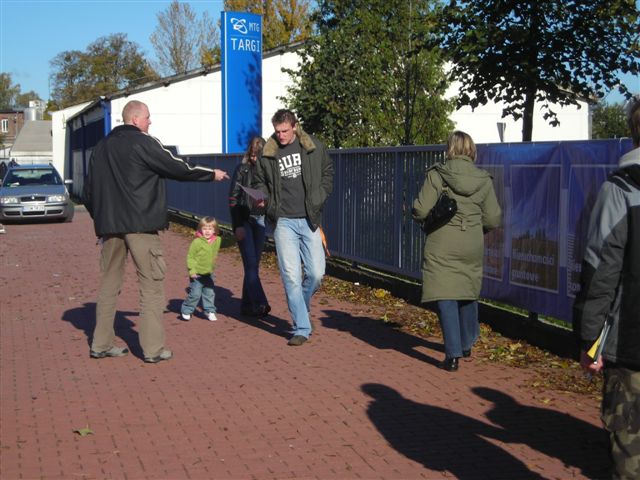 Rozdawanie ulotek na Targach Mieszkaniowych w Gda�sku